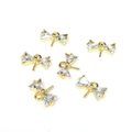 Dettaglio di sei ciondoli a fiocco placcati oro 14k con zirconi cubici scintillanti - Stile Fiocco