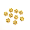 Nahaufnahme der 14K vergoldeten Schneeflocken-Perlenkappen mit Zirkon-Einlage für DIY-Schmuck - 8mm Schneeflocke / 18K Gold