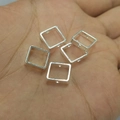 Fünf quadratische silberne Perlen für Schmuck DIY auf einer Hand zur Größenansicht - Silber