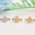 Makro-Detail von 14K vergoldeten Kleeblatt-Ohrringen mit mikro-besetzten Zirkonia-Steinen - Stil 8 Mikro Klee
