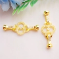 Macro detail van 14K vergulde vlinder connector met zirkonia voor het maken van sieraden - Klavertje Vier Stijl / 18K Goud