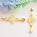 Macro-opname van een vergulde Chinese knoopsluiting met zirkonia voor sieraden - Chinese Knoop Stijl / 18K Goud