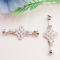 Macro-opname van zilveren 14K goudgevulde Chinese knoopsluiting met zirkoon voor parels - Chinese Knoop Stijl / Witgoud