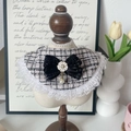 Elegante zwart-witte geruite huisdierhalsband met kant, camelia-strik en parel - S / Wit