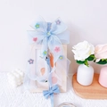 Pettorina floreale per gatti con grande fiocco in organza azzurro e fiori di peluche - S / Azzurro