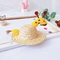 Detailansicht eines geflochtenen Strohhuts für Haustiere mit Giraffen-Motiv und Deko - S / Giraffe