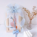 Detail der hellblauen Netzschleife mit Perlen und Karo-Gurt für Katzen-Brustgeschirr - Blaue Schleifen-Streamer