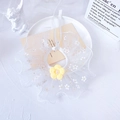 Dettaglio del collare in pizzo floreale per animali con fiore giallo all'uncinetto e perla - XS / Beige