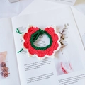 Handgefertigtes gehäkeltes Haustierhalsband mit rot-grünem Blumenmuster für Hunde - XS / Stil 1 (Spitzkante)