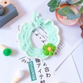 Bavoir crochet pour animaux vert menthe avec bordure festonnée blanche et fleur en 3D - S / Vert frais