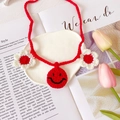 Dettaglio del collare rosso all'uncinetto per animali con ciondolo sorriso e fiori - Collare Fiori Faccina Sorridente / Rosso