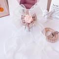 Detail von weißem Organza-Katzenharnisch mit rosa Rose und karierter Leine auf dem Tisch - Klein (1,5-3,5 kg) / Kamelie Beige Leine