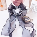 Detail von elegantem schwarzem Organza-Schleifen-Haustiergeschirr mit Kamelienblüte - Klein (1,5-3,5 kg) / Kamelie Schwarzes Geschirr