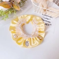 Détail du collier de luxe en satin jaune pour animaux avec dentelle et perles - XS / Jaune Baroque