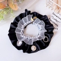 Détail de collier de luxe pour animaux avec satin noir, dentelle et pendentifs de perles - XS / Noir Baroque