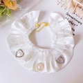 Détail de collier pour animaux avec volants blancs, perles et pendentifs de luxe - XS / Blanc Baroque