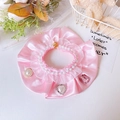 Détail d'un collier en satin rose pour animaux avec perles blanches et boucle bijou - Baroque Rose