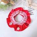 Détail d'un collier rouge pour animaux avec dentelle blanche, perles et pierres - Baroque Rouge