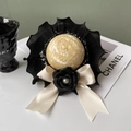 Détail d'un chapeau de paille pour animaux avec volant en mousseline et fleur de camélia - S / Noir