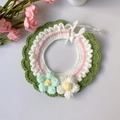 Handgefertigtes gehäkeltes Haustierhalsband mit grünen Strickmustern und Blumen - S / Grün