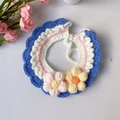 Handgefertigtes Häkel-Halsband für Haustiere in Dunkelblau, Weiß mit rosa Blumenakzenten - S / Blau