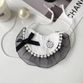 Elegante kanten halsband voor huisdieren met witte parels, zwarte strik en camelia-hanger - Eén maat / Wit Slabbetje met Parelrand