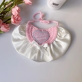 Rosa gehäkeltes Haustier-Lätzchen mit Love Cookie Stickerei und weißer Schleife - Einheitsgröße / Rosa