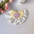Süßes gelbes Strick-Haustier-Lätzchen mit rosa Herz-Stickerei und weißer Satinschleife - Einheitsgröße / Gelb