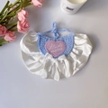 Blau-weißer Haustier-Latz mit rosa Herz-Stickerei und Schleifen-Dekoration - Einheitsgröße / Blau