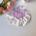 Lila gehäkeltes Haustier-Lätzchen mit weißer Schleife und Love Cookie-Herzstickerei - Einheitsgröße / Lila