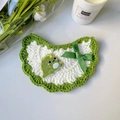 Bavaglino all'uncinetto verde e bianco per animali con patch dinosauro e fiocco - S / Bavaglino Dinosauro Verde