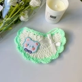Bavaglino per animali lavorato a maglia verde menta con orsetto e fiocco di seta - S / Bavaglino Orso Blu