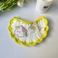 Bavoir pour animaux tricoté main blanc et jaune avec écusson licorne et nœud en ruban - S / Bavoir Licorne