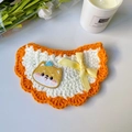 Bavoir tricoté main pour animaux avec bordure orange, nœud jaune et motif Shiba - S / Bavoir Chien Orange