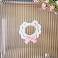 Collare per gatti in maglia bianca fatto a mano con fiocco a scacchi rosa e bottone in legno - XS / Fiocco Rosa