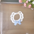 Collare lavorato a maglia bianca per gatti con fiocco blu e bottone in legno - XS / Fiocco Blu
