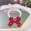 Collar de perlas para mascotas con lazo burdeos, corazones blancos y una gema roja fina - L / Lazo con Motivo de Corazón