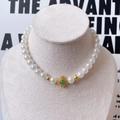 Kattenparelketting met witte parels en gouden klaverhanger met een groene steen - Groene Klaver Lus / XS