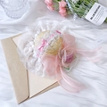Handgeflochtener Strohhut für Haustiere mit rosa Organza-Blume und weißem Spitzenrand - S / Rosa