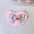 Bavaglino rosa per animali fatto a mano all'uncinetto con fiocco blu e orsetto - Taglia Unica / Rosa