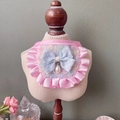Bavoir rose en satin pour animaux avec nœud bleu, dentelle plissée et perle pendante - Taille Unique / Été Doux Nœud Bleu