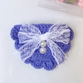 Bavaglino per animali all'uncinetto viola con fiocco in pizzo bianco e dettagli perle - Taglia Unica / Blu Chiaro