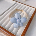 Himmelblaues Stoffblumen-Haustierhalsband mit Perle und glitzernden Strasssteinen - Blaue Blume / XS (15-20cm)