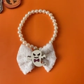 Collana di perle di Halloween per animali con fiocco di paillettes e ciondolo a fantasma - Taglia XS (0,5-1,5 kg) / Collana Farfallino Bianco