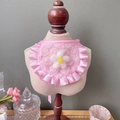 Bavoir en dentelle rose pour animaux avec fleur en peluche blanche et garniture perlée - Taille Unique / Été Doux Fleur Blanche
