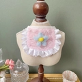 Bavoir en dentelle rose pour chat avec plis en satin blanc et fleur en feutrine - Taille Unique / Été Doux Fleur Bleue