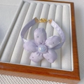 Handgefertigtes lila Stoffblumen-Halsband für Haustiere mit Perle und Goldverschluss - Lila Blume / XS (15-20cm)