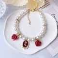 Eleganter Katzenperlenanhänger mit roter Rose und goldenem Relief-Medaillon - Halskette Aus Roter Rose Und Perlen