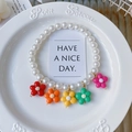 Collar para mascotas con perlas blancas y colgantes florales coloridos en un plato - XS / Multicolor