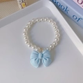 Collana carina per animali con perle bianche e ciondolo a fiocco azzurro opaco - XS / Fiocco Blu